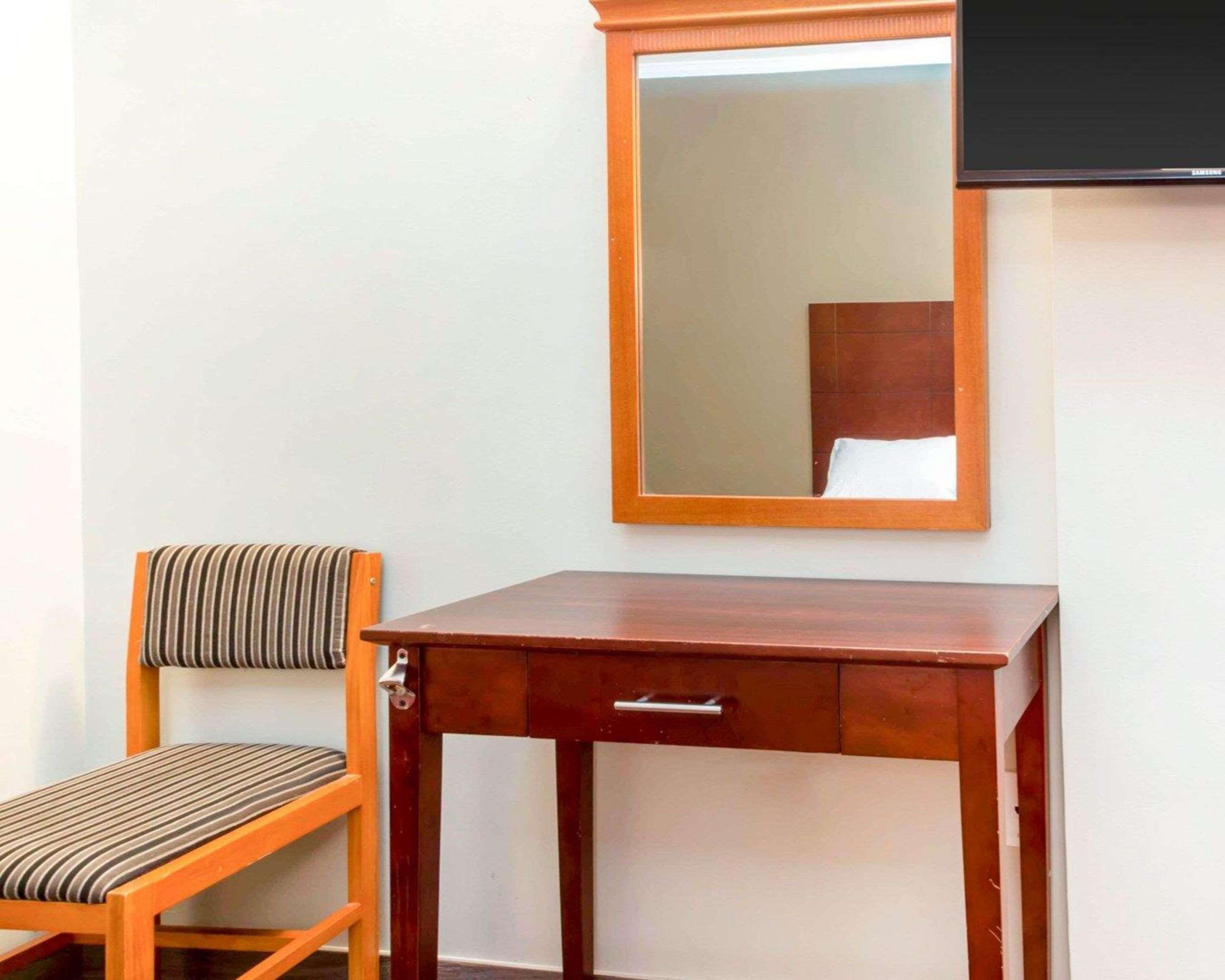 Econo Lodge South Ozone Park Нью-Йорк Екстер'єр фото