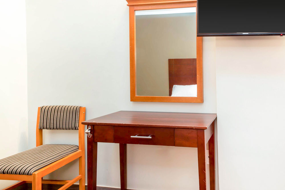 Econo Lodge South Ozone Park Нью-Йорк Екстер'єр фото